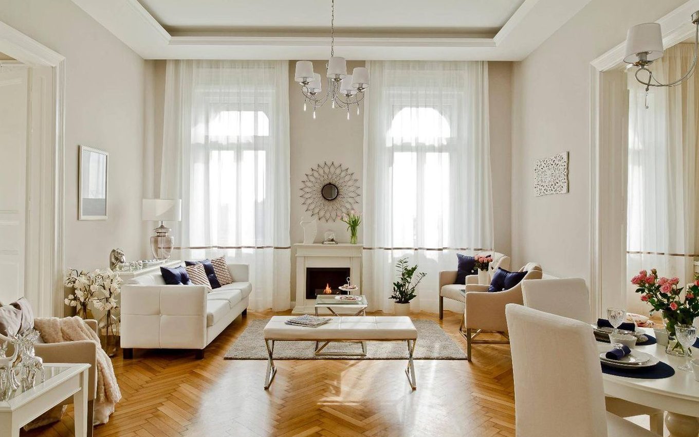 Elegáns, teljeskörűen felújított belvárosi nappali halszálka parkettával, Budapest VI. kerület